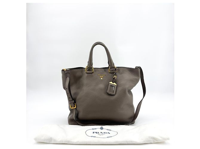 Bolsa Conversível Prada Lux Plissada em Couro Cervo Medium Marrom - vista 2