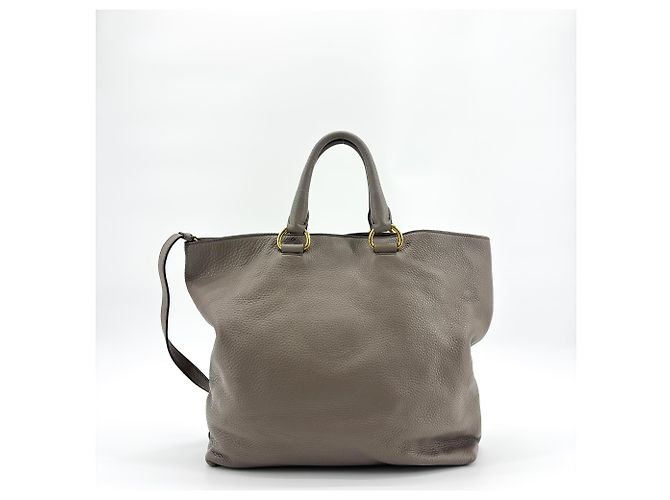 Bolsa Conversível Prada Lux Plissada em Couro Cervo Medium Marrom - vista 3