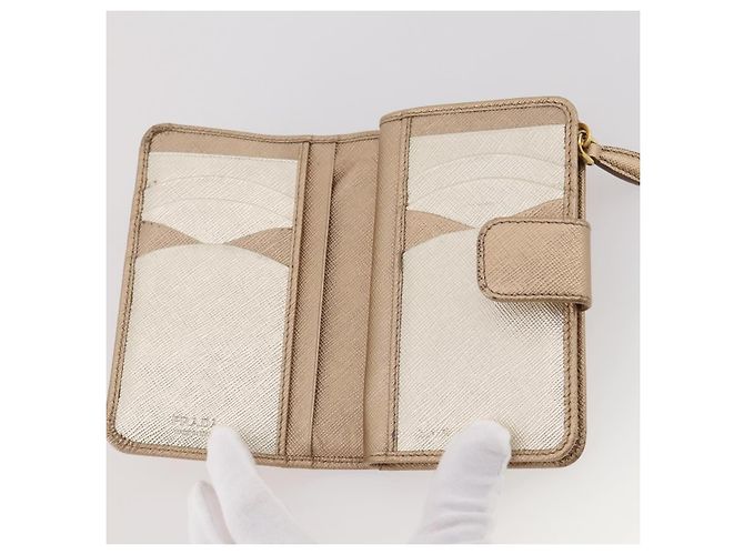 Saffiano Cartera bifold PRADA de piel Safiano Gold Auth 205174A Dorado - vista 10