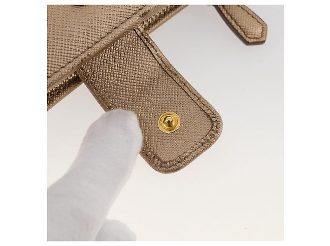 Saffiano Cartera bifold PRADA de piel Safiano Gold Auth 205174A Dorado - vista 19