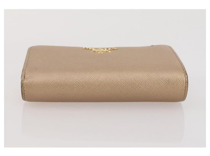 Saffiano Cartera bifold PRADA de piel Safiano Gold Auth 205174A Dorado - vista 7