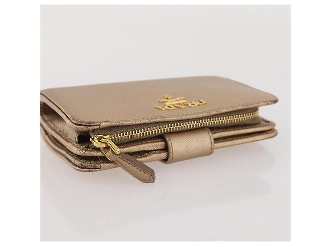 Saffiano Cartera bifold PRADA de piel Safiano Gold Auth 205174A Dorado - vista 8