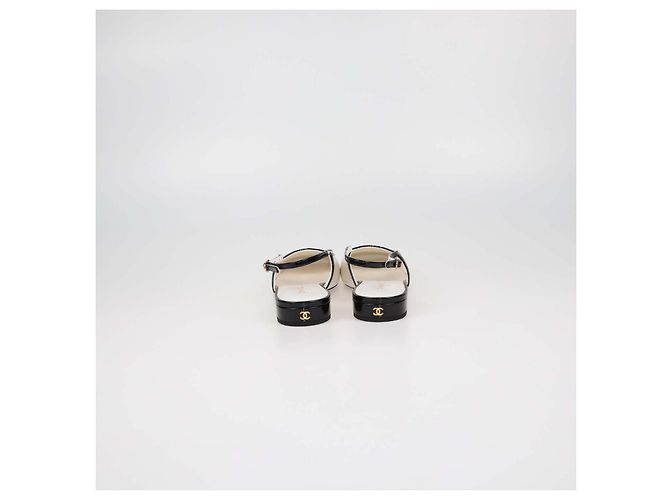 Décolleté Slingback con punta quadrata Chanel in pelle bianca, nera e pelle verniciata con logo CC Nero Bianco - vista 5