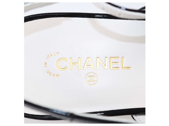 Décolleté Slingback con punta quadrata Chanel in pelle bianca, nera e pelle verniciata con logo CC Nero Bianco - vista 6