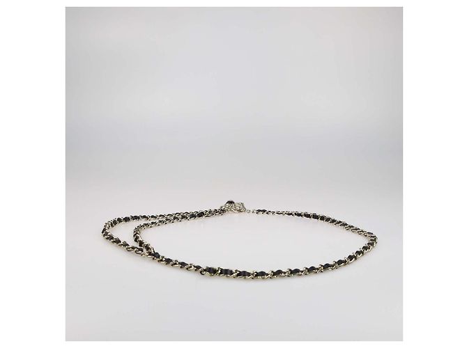Chanel Gürtel mit Kette aus schwarzem Emaille und Lammleder mit goldfarbenem CC-Herz aus Metall - Ansicht 2