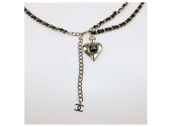 Chanel Gürtel mit Kette aus schwarzem Emaille und Lammleder mit goldfarbenem CC-Herz aus Metall - Ansicht 3
