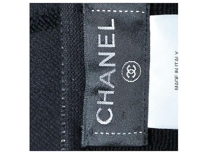 Chanel Ärmelloses Maxi-Kleid aus gestepptem Baumwollstrick in Schwarz mit CC-Logo - Ansicht 6