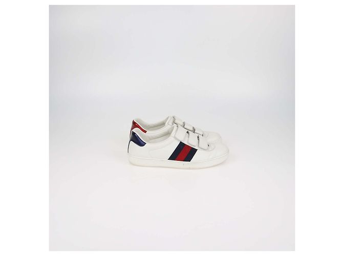 Gucci New Ace Low Top Sneaker aus weißem Leder mit Grip-Riemen - Ansicht 3