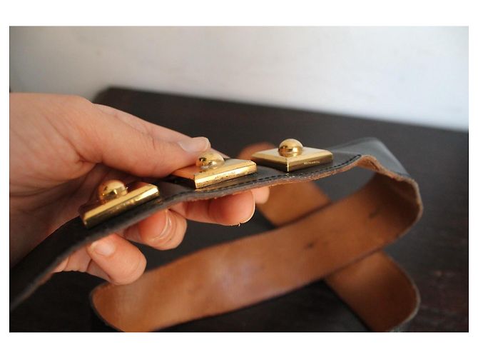 Hermès High-Waist Gürtel aus schwarzem Leder mit Goldknöpfen Golden - Ansicht 10