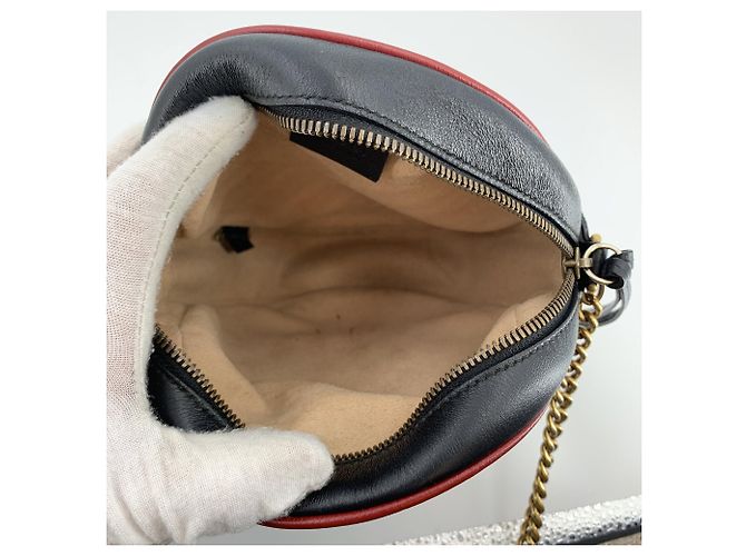 Gucci Borsa a tracolla rotonda GG Marmont in pelle matelassé a righe nero e beige - vista 5