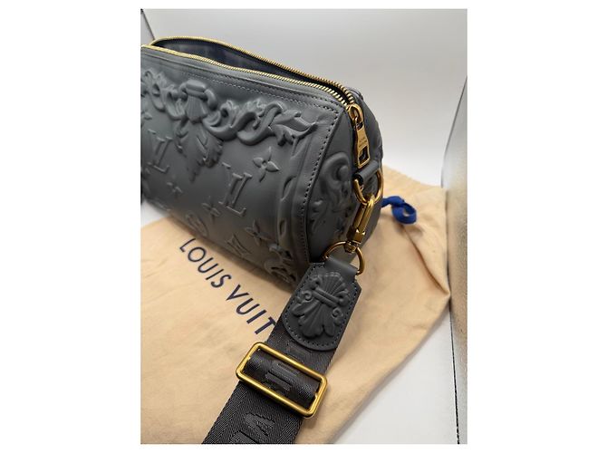 Sac Louis Vuitton Dauphine Monogram Embossed en cuir gris - vue 10
