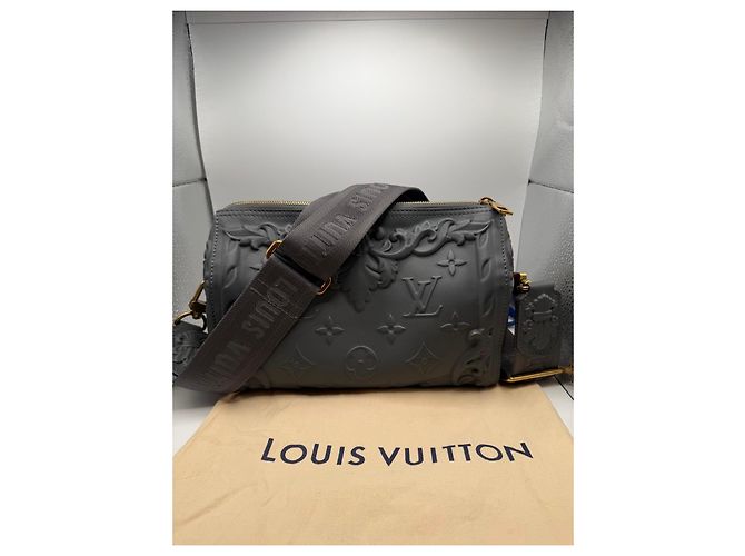 Sac Louis Vuitton Dauphine Monogram Embossed en cuir gris - vue 2