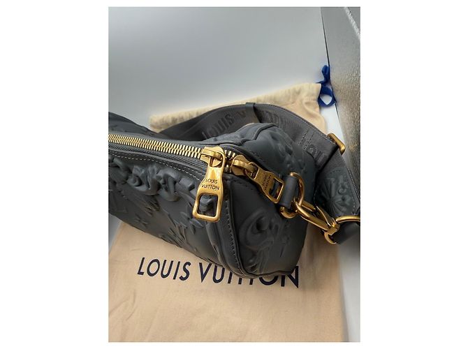 Sac Louis Vuitton Dauphine Monogram Embossed en cuir gris - vue 3