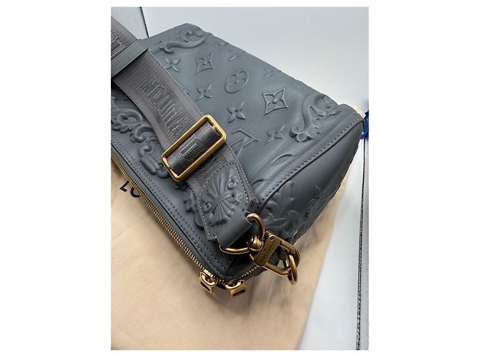 Sac Louis Vuitton Dauphine Monogram Embossed en cuir gris - vue 4