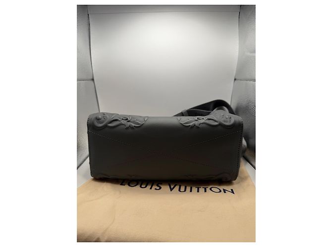 Sac Louis Vuitton Dauphine Monogram Embossed en cuir gris - vue 5