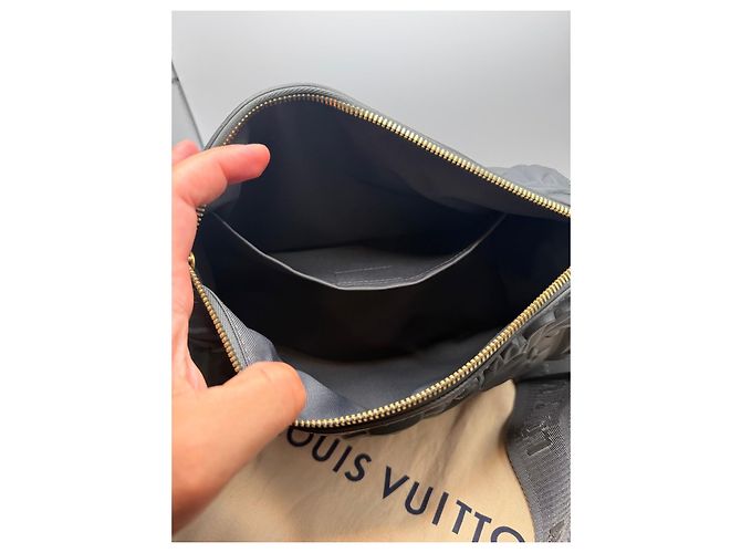 Sac Louis Vuitton Dauphine Monogram Embossed en cuir gris - vue 6