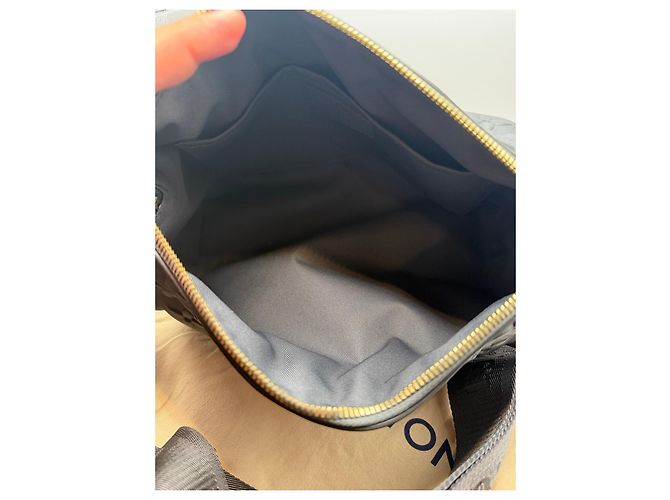 Sac Louis Vuitton Dauphine Monogram Embossed en cuir gris - vue 8