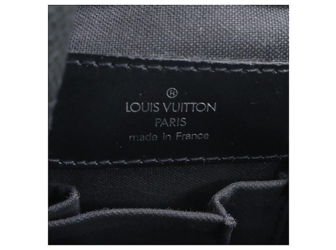 Sac cabas en cuir Louis Vuitton Taiga Kasbek PM Gris - vue 8
