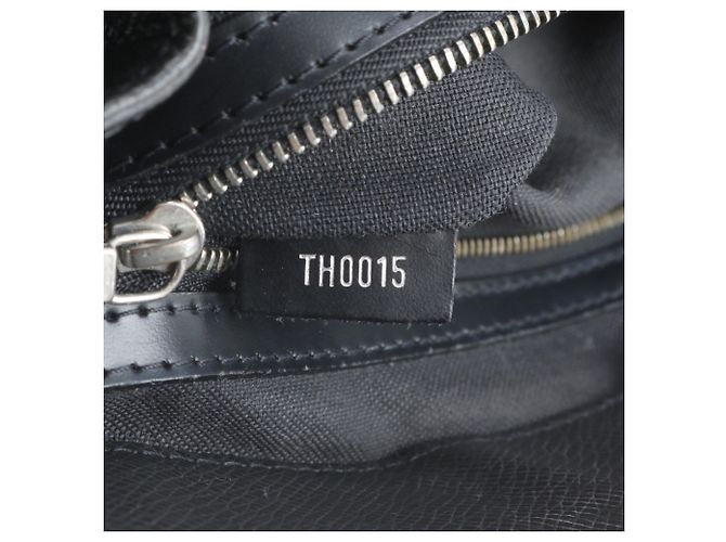 Sac cabas en cuir Louis Vuitton Taiga Kasbek PM Gris - vue 9