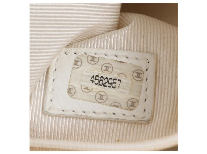 Borsa a tracolla Chanel in pelle Caviar Bianco - vista 11