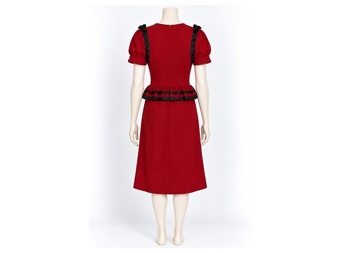 Anna Sui Rotes Wollkleid mit Peplum und schwarzen Bändern - Ansicht 4