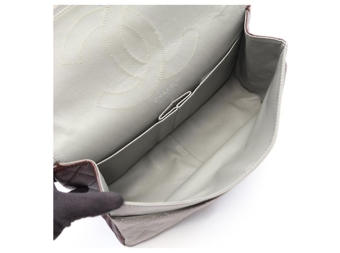 Borsa a tracolla Chanel 2.55 Matelassé Maxi Double Flap Marrone Bordò - vista 3