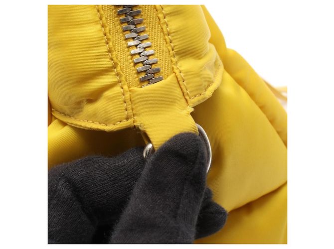 Bolso Prada Bomber amarillo de nylon y cuero - vista 12