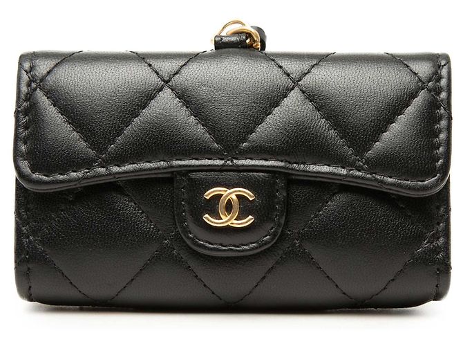 Chanel Wristlet Multi Pouches in Lambskin Matelassé Nero con Corona di Perle CC - vista 2