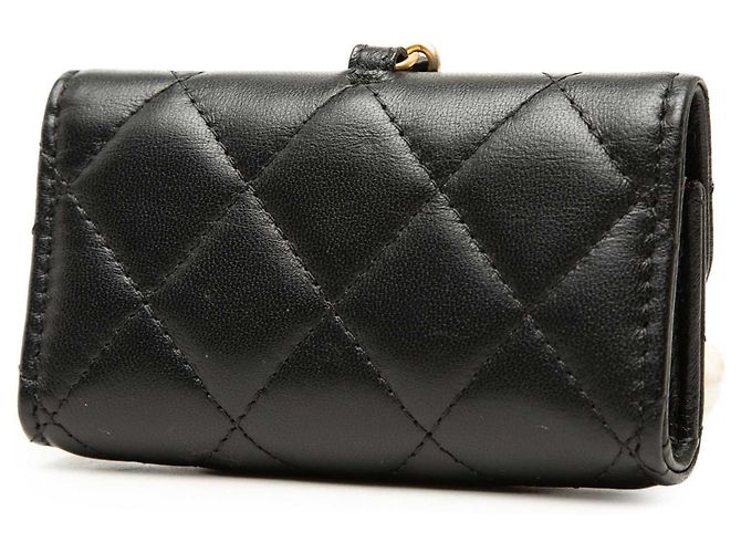 Chanel Wristlet Multi Pouches in Lambskin Matelassé Nero con Corona di Perle CC - vista 3