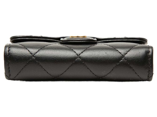 Chanel Wristlet Multi Pouches in Lambskin Matelassé Nero con Corona di Perle CC - vista 4