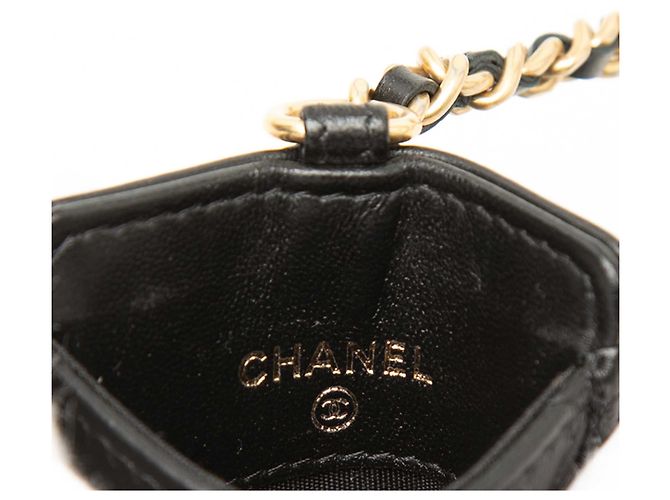 Chanel Wristlet Multi Pouches in Lambskin Matelassé Nero con Corona di Perle CC - vista 6