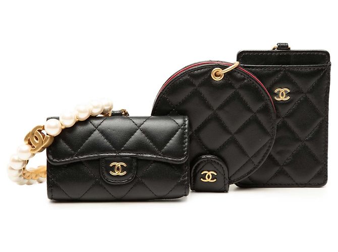 Chanel Wristlet Multi Pouches in Lambskin Matelassé Nero con Corona di Perle CC - vista 9