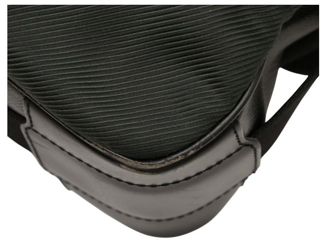 Borsa a tracolla Louis Vuitton Taiga Delsu Nero Grigio - vista 6