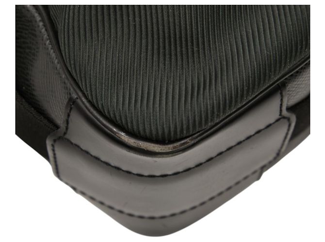 Borsa a tracolla Louis Vuitton Taiga Delsu Nero Grigio - vista 7