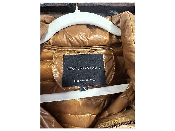 Plumífero dorado Eva Kayan con capucha de piel de mapache - vista 7