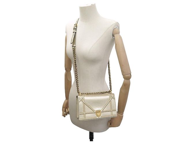 Christian Dior NUOVA BORSA A MANO DIOR DIORAMA SMALL PELLE GRANA DORATA CON TRACOLLA D'oro - vista 5