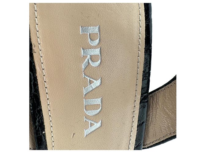 Sandali con platform Prada in pelle verniciata nera con effetto coccodrillo e cinturini incrociati Nero - vista 11