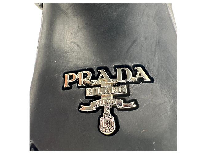 Sandali con platform Prada in pelle verniciata nera con effetto coccodrillo e cinturini incrociati Nero - vista 12