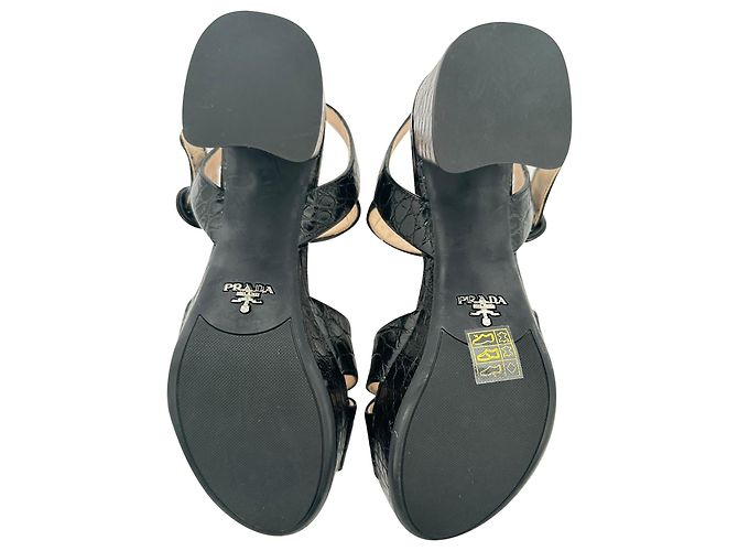 Sandali con platform Prada in pelle verniciata nera con effetto coccodrillo e cinturini incrociati Nero - vista 13