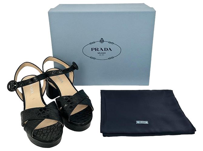 Sandali con platform Prada in pelle verniciata nera con effetto coccodrillo e cinturini incrociati Nero - vista 16