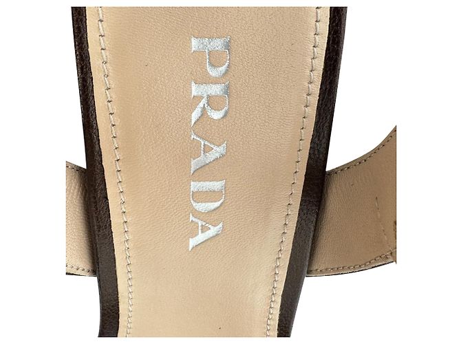 Prada Block Heels mit Überkreuz-Design aus braunem Leder - Ansicht 10