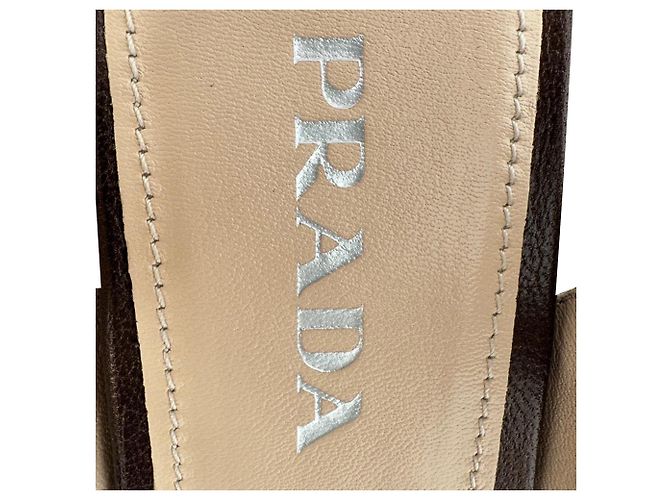 Prada Block Heels mit Überkreuz-Design aus braunem Leder - Ansicht 11