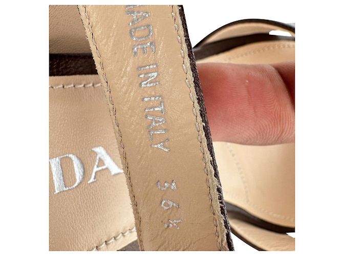Prada Block Heels mit Überkreuz-Design aus braunem Leder - Ansicht 12