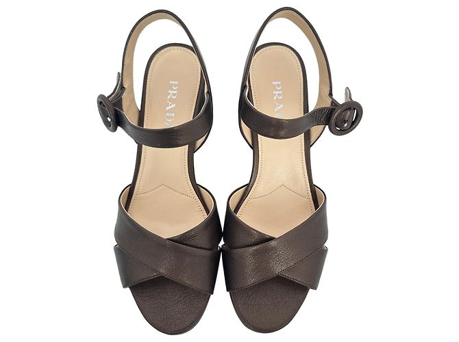 Prada Block Heels mit Überkreuz-Design aus braunem Leder - Ansicht 5