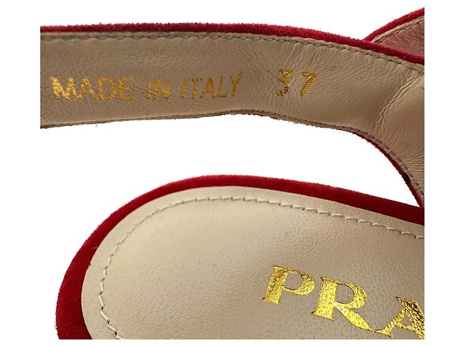 Prada Block Heels mit Überkreuz-Design aus rotem Wildleder - Ansicht 11