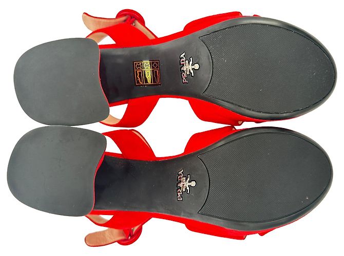 Prada Block Heels mit Überkreuz-Design aus rotem Wildleder - Ansicht 13