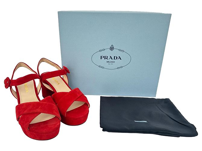 Prada Block Heels mit Überkreuz-Design aus rotem Wildleder - Ansicht 19