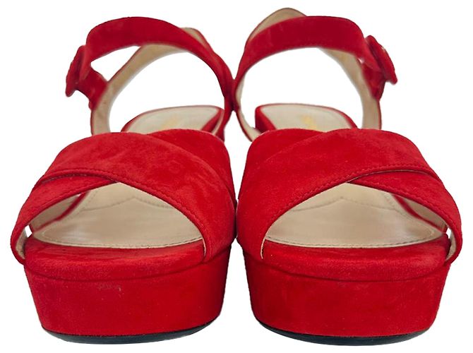 Prada Block Heels mit Überkreuz-Design aus rotem Wildleder - Ansicht 2