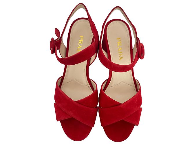 Prada Block Heels mit Überkreuz-Design aus rotem Wildleder - Ansicht 3