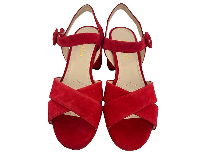 Prada Block Heels mit Überkreuz-Design aus rotem Wildleder - Ansicht 4